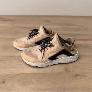 Women’s nine huarache sneakers tan size 6